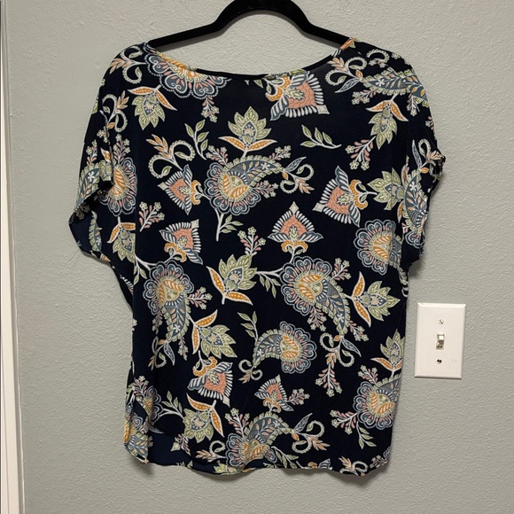 LOFT Women's Floral Short Sleeve Top Size: Medium - Picture 4 of 4